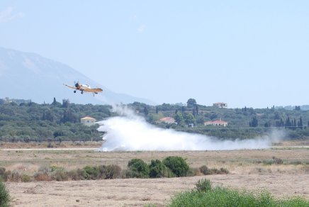 The lone Dromader dumping its retardant