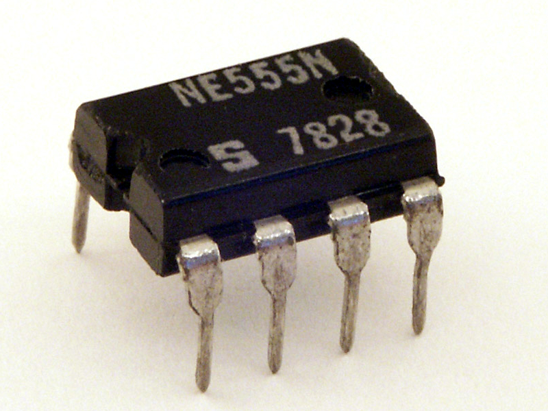 Notch visible in the NE555 oscillator IC in DIL package